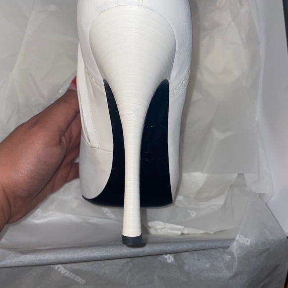 DSQUARED White Lace-Up Heeled Boots - Picture 12 of 13